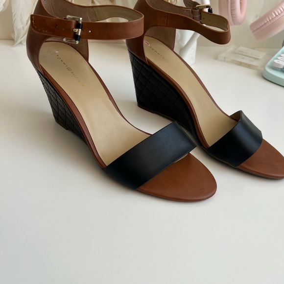Tommy Hilfiger Women's Brown Cognac Quilted Wedge Heel sandals - Picture 1 of 12